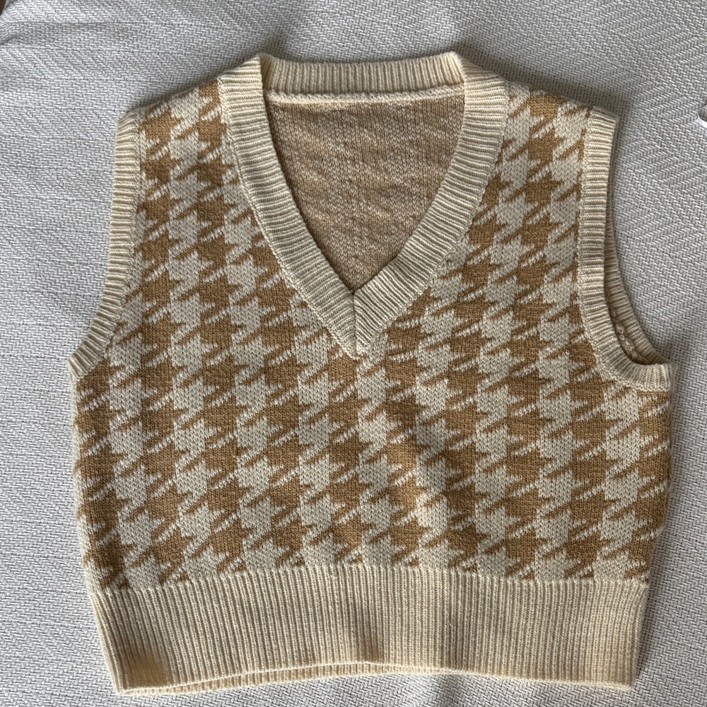SHEIN Beige and Cream Houndstooth V-Neck Sweater Vest